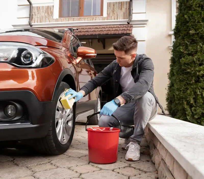 Lavage auto à domicile Marcellaz : professionnel intervenant sur un véhicule